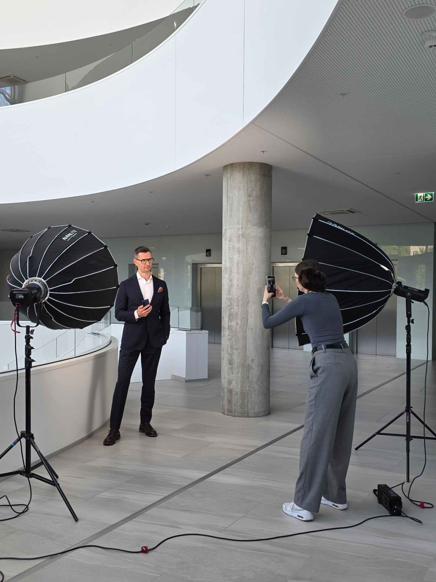 Dagne Puncule fotografē klientu studijā